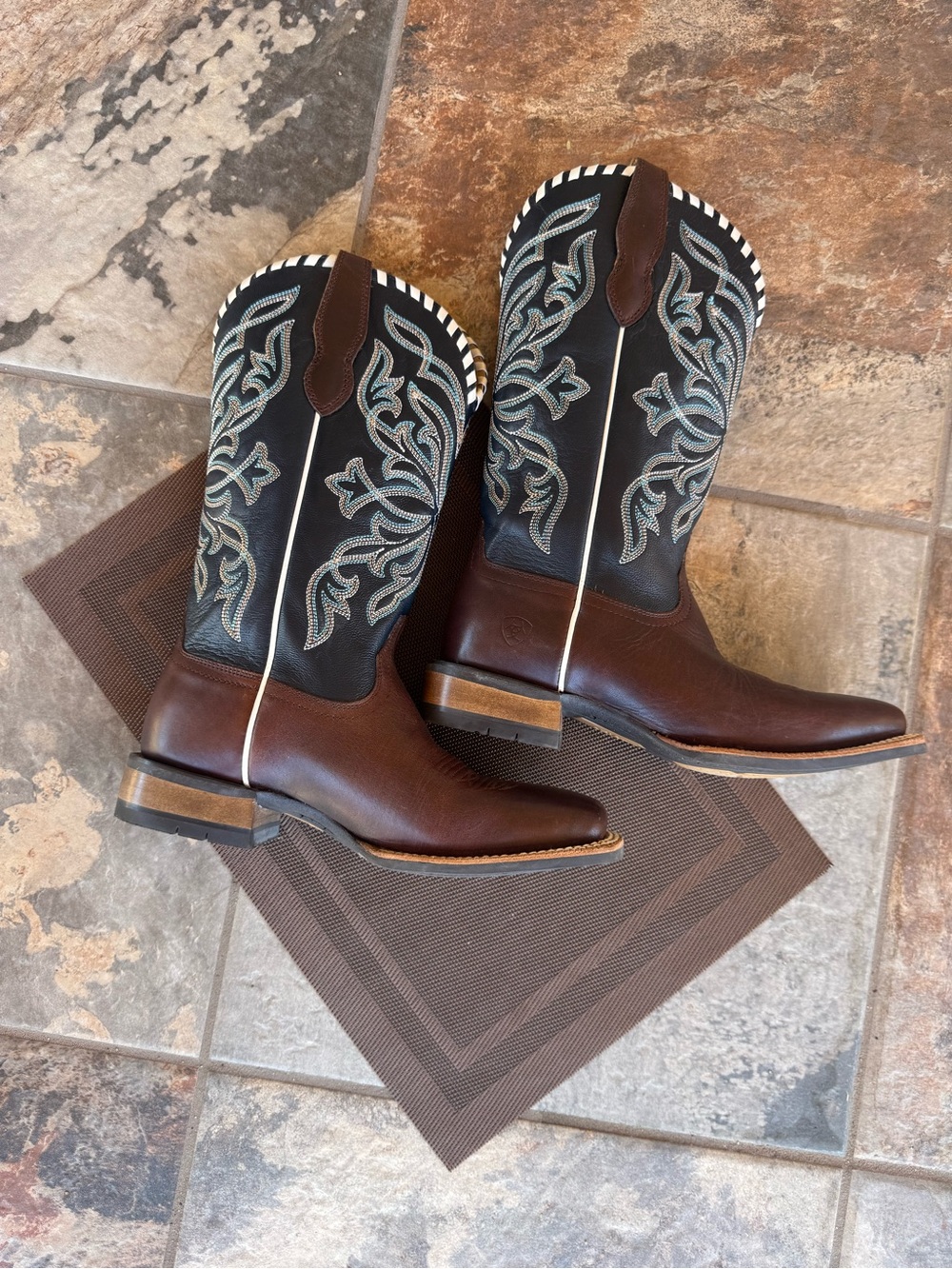 NWOT ARIAT WOMEN'S SHOWDOWN WESTERN BOOTS - BROAD SQUARE TOE - Picture 7 of 11